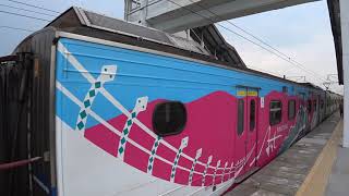 7202次貨物列車與3227次區間車在石龜車站交會(2019台灣燈會在屏東彩繪列車)