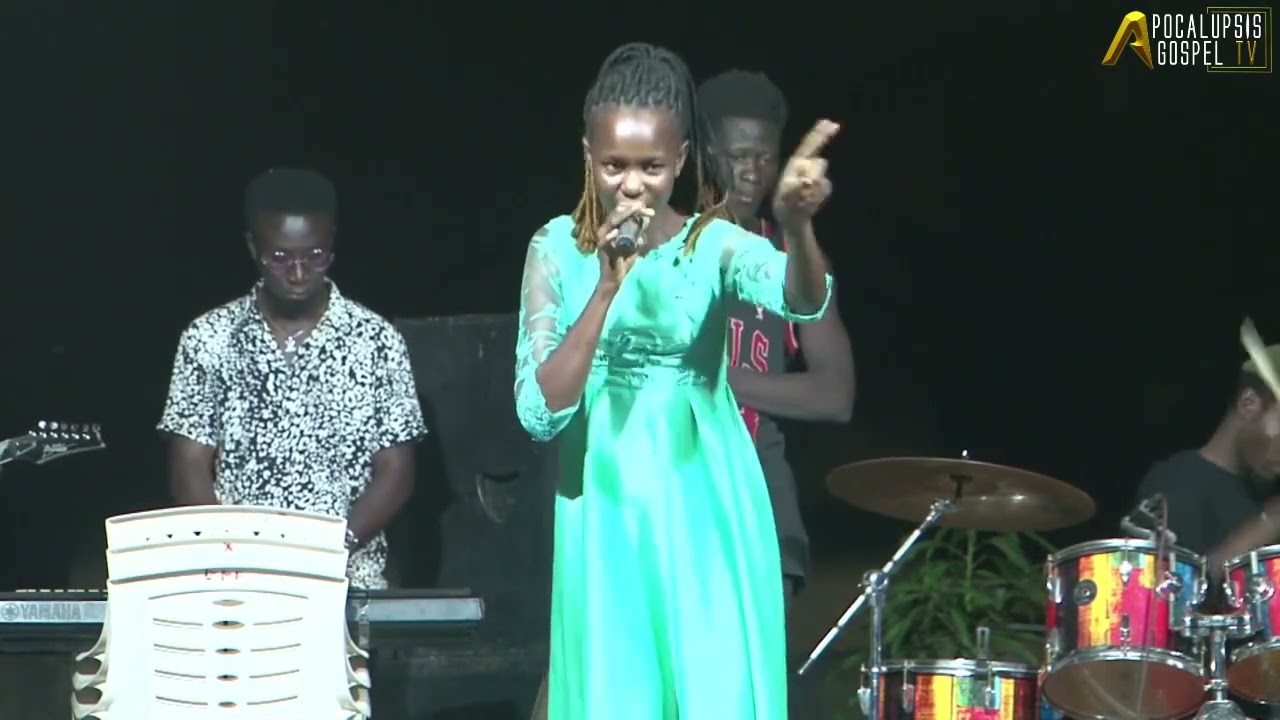 Chantre Fatou KANAZOE -- Jéhovah est le nom de Dieu et je continuerai de chanter ses louanges. 