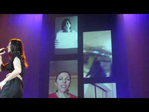 Elisa canta \"Promettimi\" con il marito in diretta a Radio Deejay