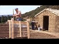 Caseta artesana con la técnica del tapial (muros de tierra compactada), adobes y madera | Documental