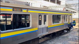 【209系C443編成４両  OM入場回送（車体保全）】JR東日本209系2100番台ﾏﾘC443編成が回送電車として警笛を鳴らして大宮駅13番線を発車するシーン（回8341M）2024.1.31