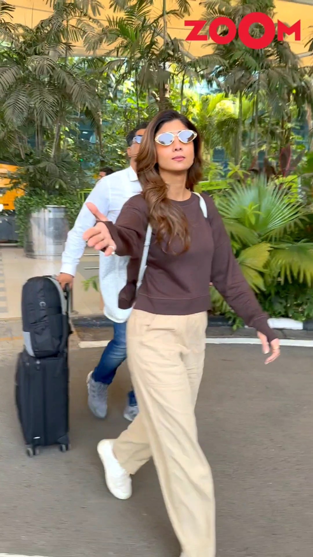 Shilpa Shetty shows concern towards her paps as she is spotted at the airport #shorts #shilpashetty