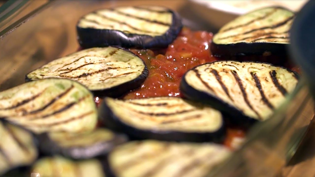 Baked eggplant with parmesan and tomato sauce / Melanzane parmigiana