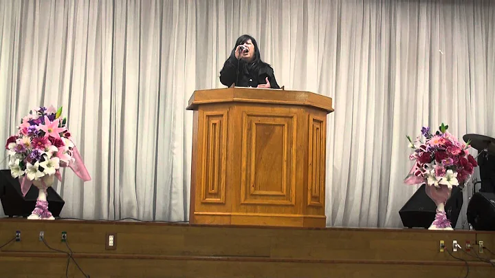 Sandra Furukawa louvando ao Senhor