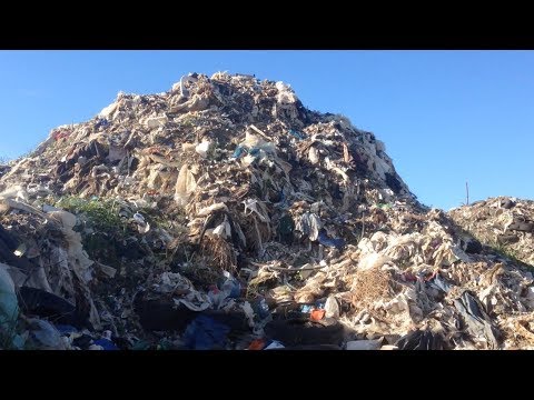 Una 'brillante idea' crea montañas de basura en un río de La Habana