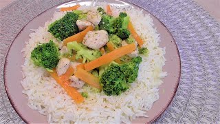 Ryz w sosie kokosowym z kurczakiem i brokulami