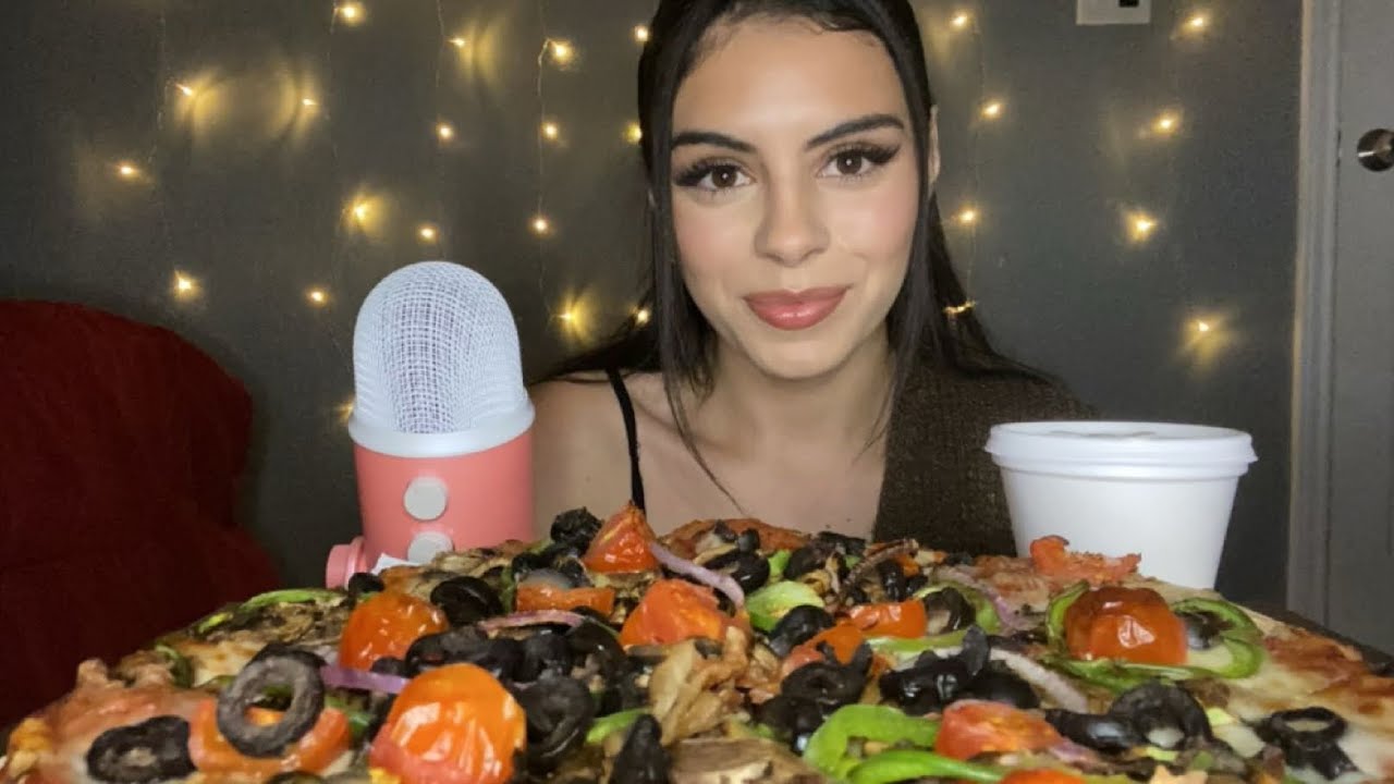Asmr|| Veggie pizza mukbang🍕(up close crunchy eating sounds)