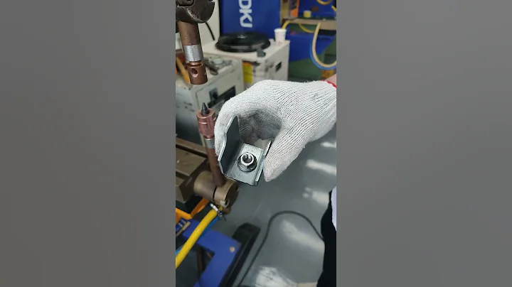 普電立式中頻點焊機應用於汽車行業焊接 - 保險杠橫樑螺母，交流點（凸）焊機主要適用於低碳鋼、鍍鋅板、不鏽鋼及部分有色金屬的焊接，並可實現板與板、金屬線網、機箱機櫃的點焊，及板與凸焊螺母、螺柱的凸焊焊接 - 天天要聞