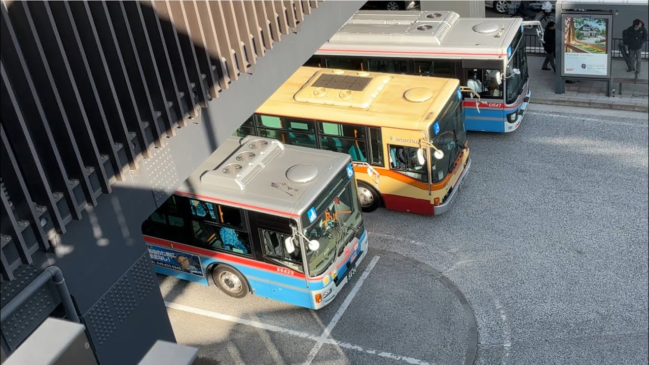 京急線普通浦賀行き1355とシーサイドライン普通金沢八景行き2000形31