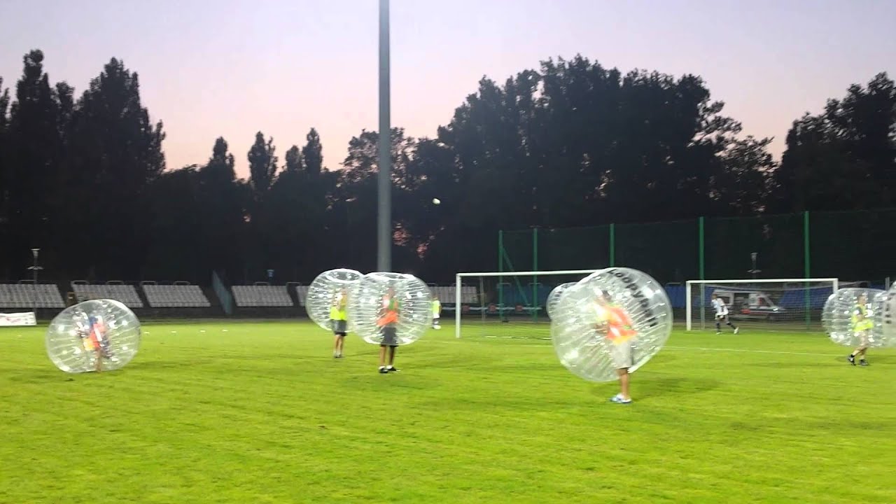 Bubble Football na obiekcie Hutnika Kraków w przerwie meczu Hutnik