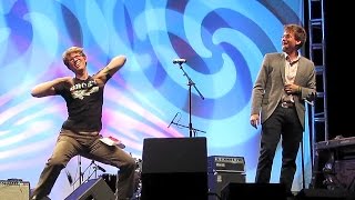 Hank Green dancing at Vidcon