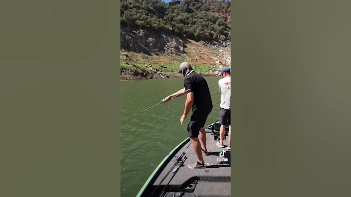 Headbanger cranky Shad bass action!