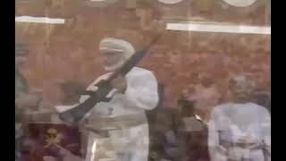 جلالة السلطان قابوس يحتفل بين أبناء شعبه مع طلقات النار بالسلاح 🇴🇲