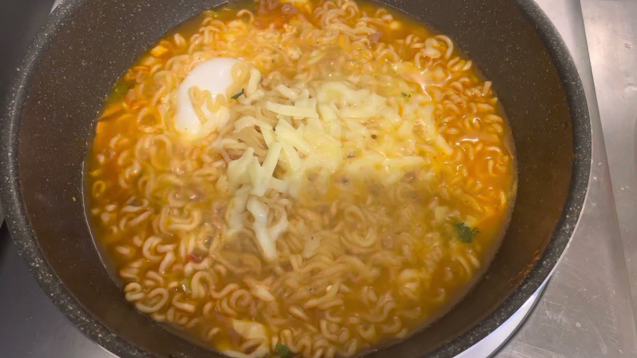 辛ラーメン作る 辛ラーメンアレンジ チーズ 卵 Youtube