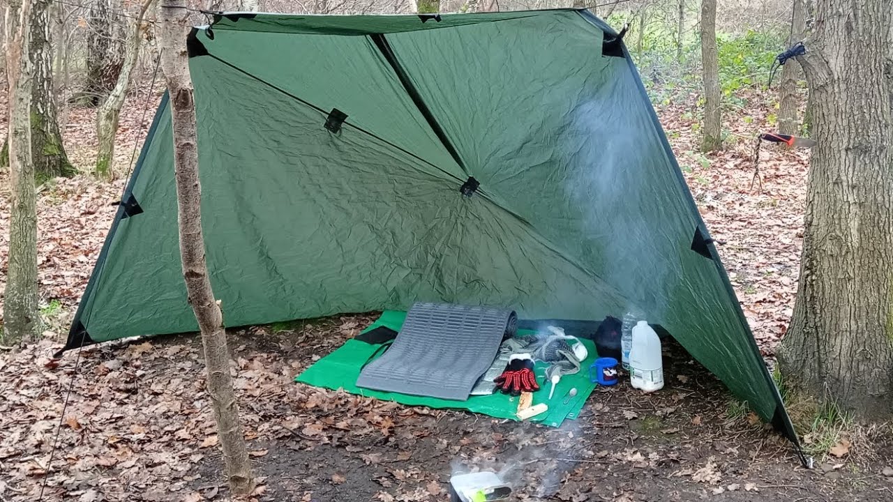 Походный лагерь в стиле пекарни, оборудованный тентом и предлагающий завтрак.