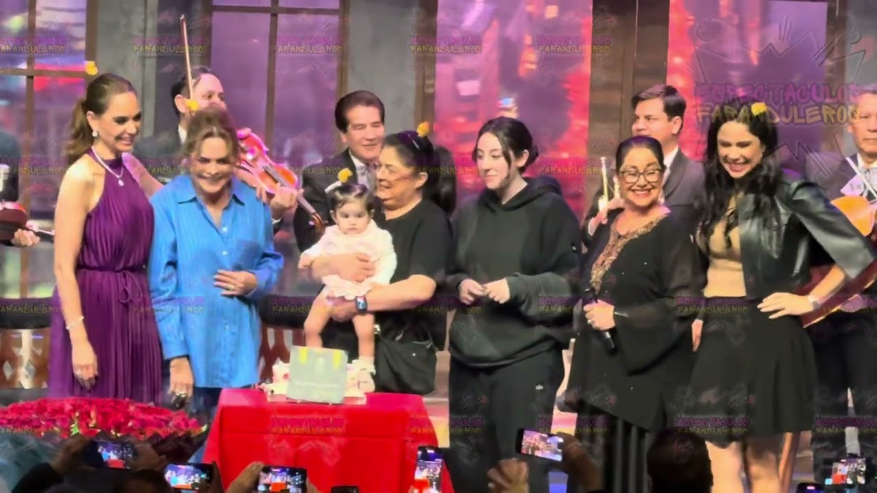 Victoria Ruffo es sorprendida con Mariachi por su cumpleaños!