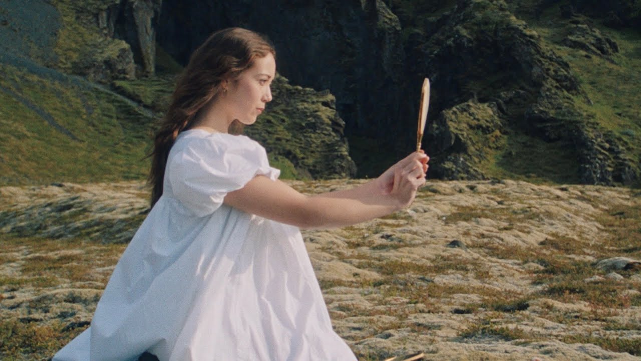 Laufey - Snow White (Official Music Video) Laufey - Snow White (Official Music Video)
