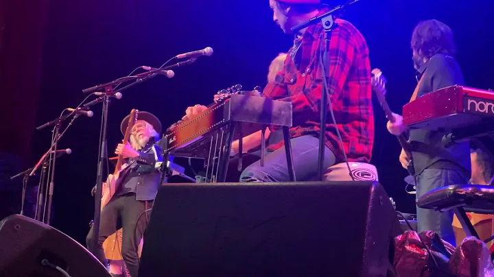 Steve Earle pays tribute to late Kelley Looney & s...