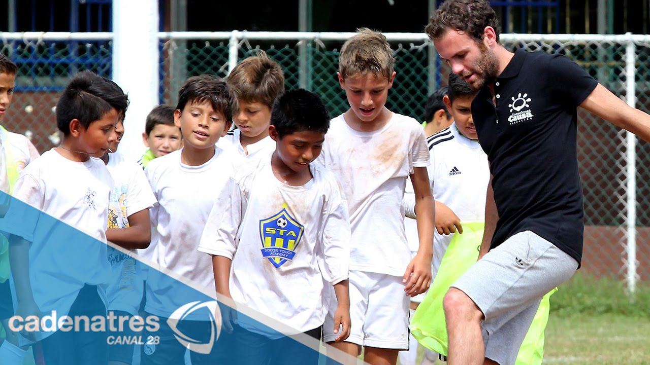 El futbolista español Juan Mata convive con niños mexicanos en Cancún mexico primera division