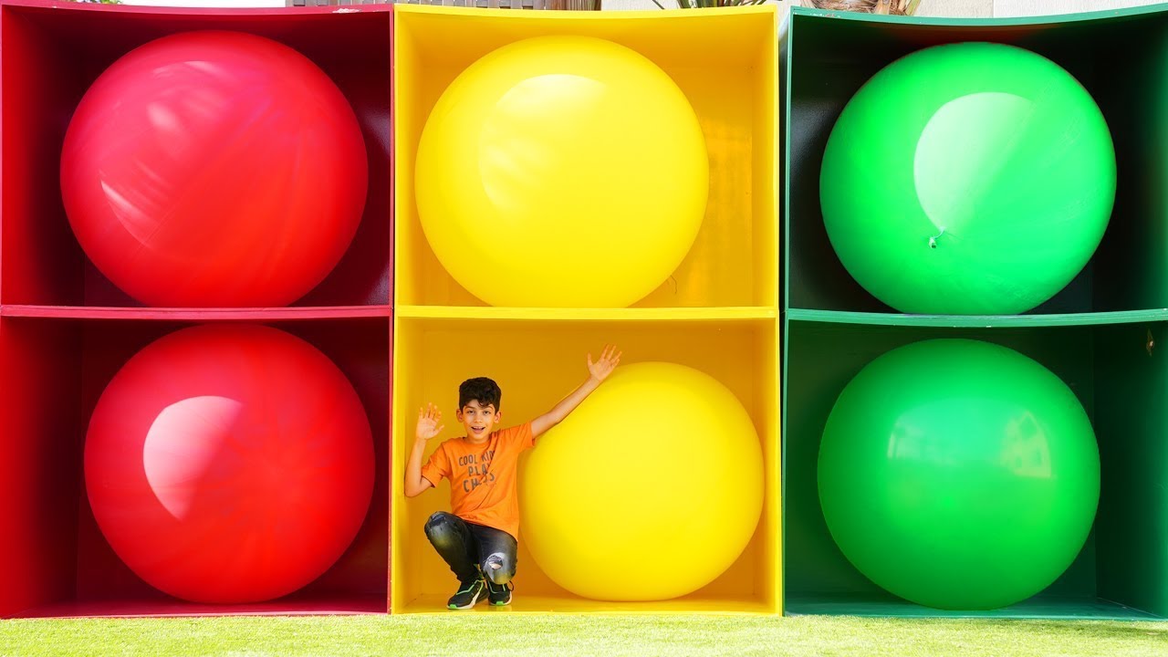 Jason se igra s divovskim šarenim balonima