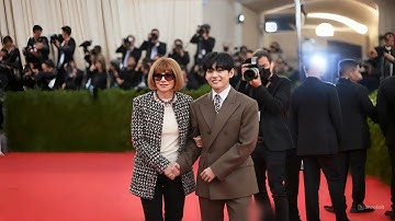 Taehyung Shocked! Anna Wintour and HYBE Caught on Camera Discussing BTS V