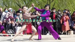 60歲退休大媽愛上跳舞，著裝大膽舞姿奔放，一夜火爆全網！