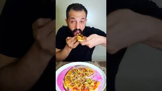 بيتزا شاورمه الدجاج والخضار مع صوص الباربكيو والكاتشب الحار