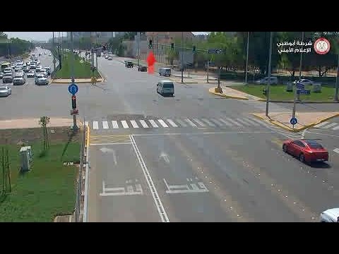 شرطة أبوظبي تهيب بالسائقين الانتباه أثناء عبور الإشارة الحمراء