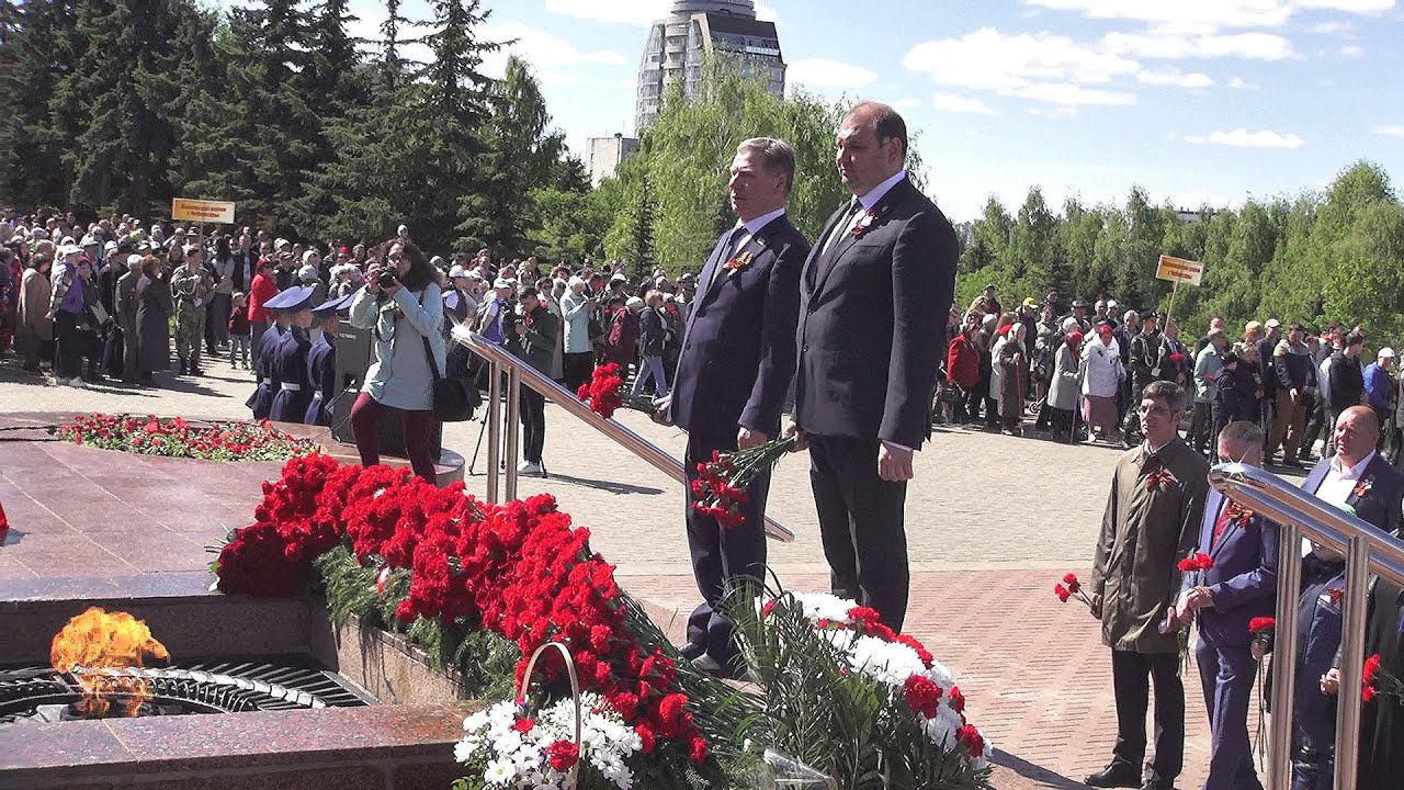 Денис Спирин Глава города Чебоксары Возложение цветов у вечного огня ...