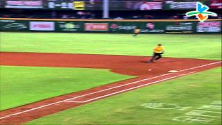 20130927 CPBL 象VS獅 3下 球場上凹洞 意外幫助林志祥上二壘