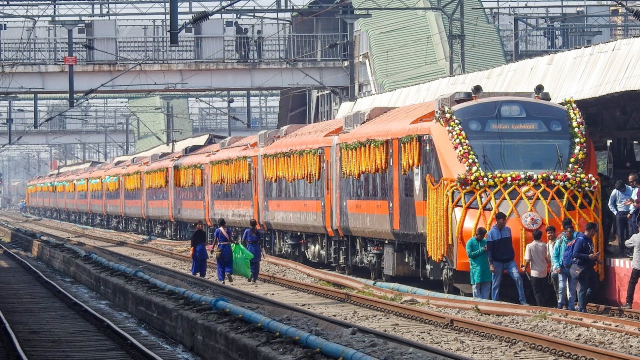 Departure of 02075 Kamakhya - Howrah VANDE BHARAT SLEEPER from KYQ & Crossing of Saraighat Bridge !