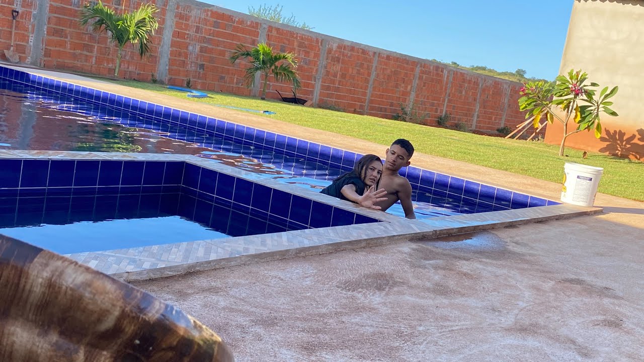 FLAGREl ELES DOIS SOZINHOS NA PISCINA - olha o que rolou 😍