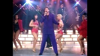 David Hasselhoff canta acompañado por bailarinas