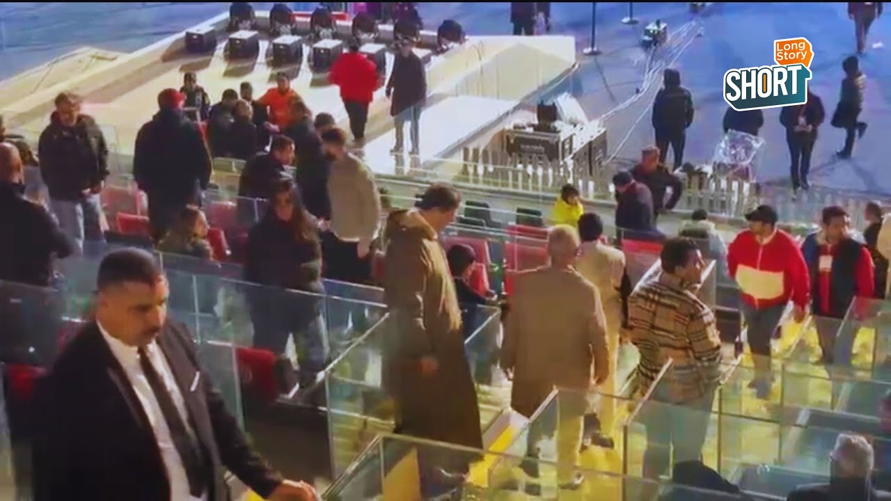 هشام أيت منا يغادر الملعب بعد خسارة الكلاسيكو ولاعبو الجيش الملكي يحتفلون مع الجماهير 