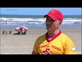 Bombeiros tentam salvar banhistas que se afogam em praias brasileiras