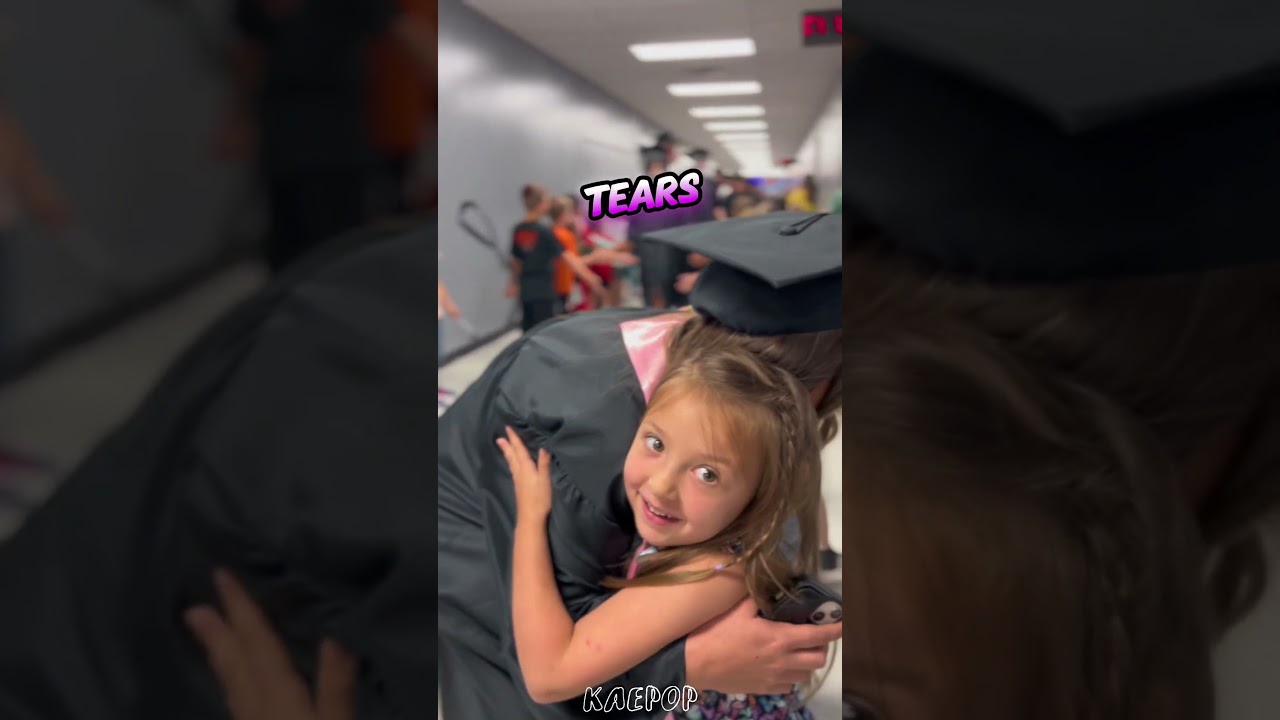 Why Did This Senior Break Down During Her Graduation Walk? 🎓💔