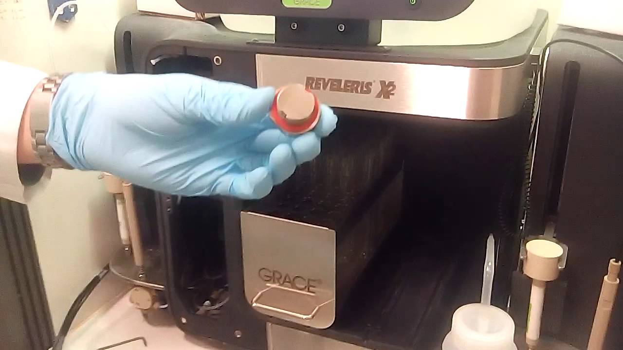 Cleaning the nebulizer of a Grace Reveleris X2