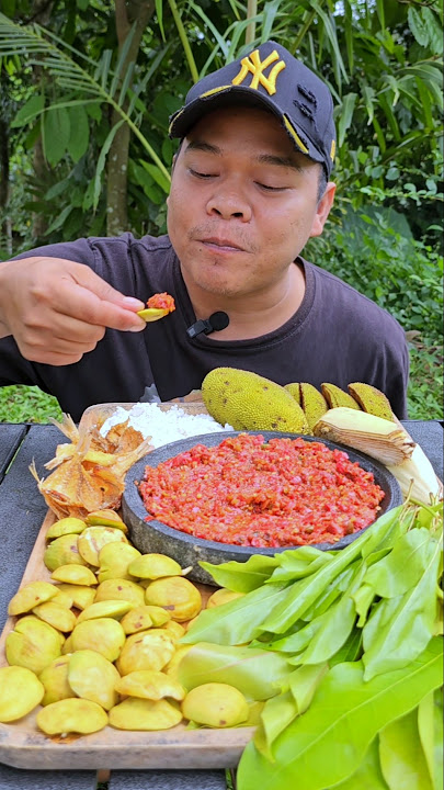 Lalapan jengkol tua mentah cocol sambel terasi