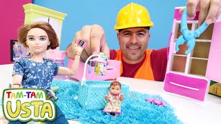 Barbie yokken Ken ve Tam Tam Usta bebeğe bakıyorlar. Hayal evi. Tamircilik oyunu ve bebek bakma