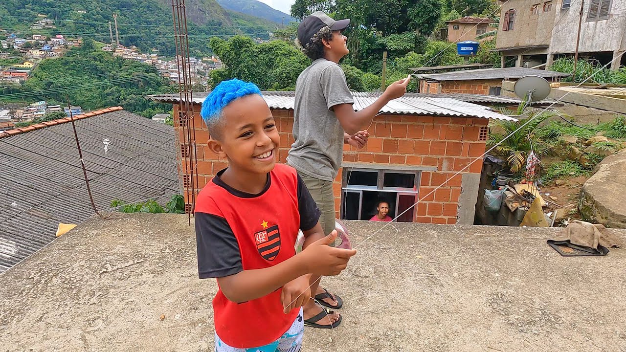 uma linha contínua desenhando dois garotos jogando para empinar pipa para o  céu no campo ao