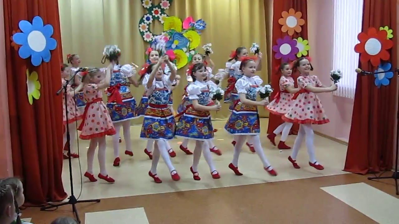 Песня танец ромашка. Танец с ромашками. Танец ромашки в детском саду. Русский народный танец Ромашка. Ромашковое поле танец в детском саду.