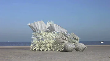 How are strandbeests powered?