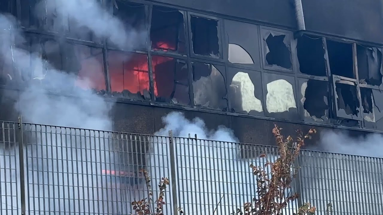 Incendio Roma est, continua a bruciare il capannone occupato