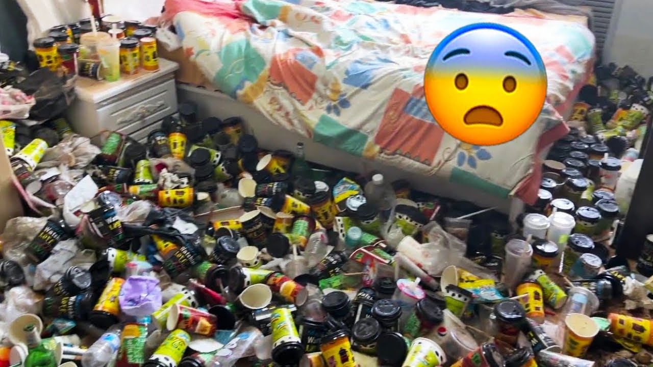 😱CLEANING A HOARDER NIGHTMARE ROOM! 🤮IT STINKS!
