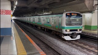E231系0番台127編成+103編成が快速成田行きとして北千住駅1番線から発車するシーン (883H) 2026.7.24.8:50