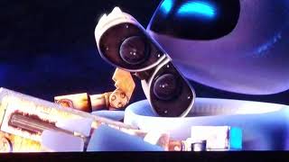 Wall-E and Eve's first kiss! Soooo cute!!!😂😍❤