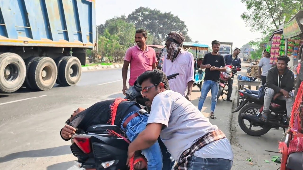 পরের গাছের পাতা চুরি করে বিক্রি করতে গিয়ে ধরা পরল