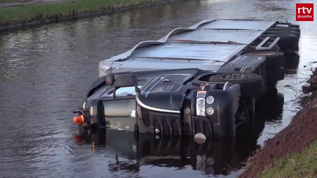 Dronken chauffeur belandt met volle vrachtwagen in kanaal