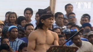 Seruuuu..! penonton bersorak sorai dan hujan saweran saking serunya
betul - saling amuk adu tehnik, ketangkasan dalam mnyerang bertahan