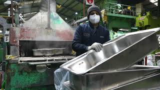 The process of mass-producing the largest sink bowl in Korea, a kitchenware manufacturing plant